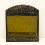 DIVERSOS - Porta cartas com base em madeira e chapa em latão decorada cavalo. Med. 20x17 cm. Desgastes.