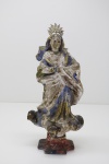 ARTE SACRA - Imagem de Nossa Senhora da Conceição em madeira policromada. Alt. 27 cm. Necessita restauro e acompanha resplendor em prata.