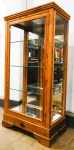 MOBILIÁRIO - Vitrine / cristaleira em Pinho de Riga, prateleiras internas e espelhos no fundo. Med. 163x83x48 cm.