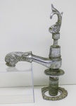 DIVERSOS - Antiga torneira em metal prateado em formato de peixe. Alt. 20 cm.