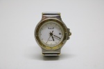 RELÓGIO - NATAN - Belo relógio de pulso, feminino, com puseira e caixa em aço, detalhes dourados, calendário. Funcionando. Med. aberto 18 cm, caixa25 mm. Apresenta leves desgastes.
