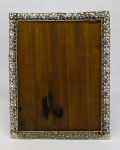 PRATA DE LEI - porta retrato com moldura em prata contrastada 800 MLS. Peso 185 grs. 28x22cm. riquíssima decoração floral - vazado.
