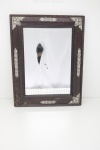 ESPELHO - espelho bisotado de mesa, moldura em madeira, detalhes florais prateados. Med. 45X36 cms - faltas.