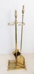 DIVERSOS - conjunto para lareira em metal dourado, policromado, composto de suporte,  vassoura e pá. altura 78 cm.