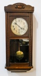 RELÓGIO - relógio de parede carrilhão, caixa em madeira, mostrador em metal 80 x 34 x 18 cm. (Acompanha pendulo e chave porém necessita limpeza e lubrificação pelo fato de estar há muito tempo sem uso).