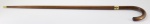 COLECIONISMO - bengala em medeira nobre, castão curvo, aneis e ponteira em metal dourado. Alt. 92 cm.