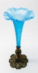 DIVERSOS - bela floreira em pasta de vidro azul, borda rendada, decoração interna com bolhas, base em bronze. Alt. 31,5 cm.