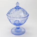 COLECIONISMO - compoteira em vidrão, moldado em tonalidade azul. Alt. 23 cm. tampa com leves bicados na borda.