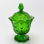COLECIONISMO - compoteira em vidro moldado em tonalidade verde. Alt. 20 cm.