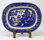 CERÂMICA - travessa em cerâmica esmaltada azul e branca, pombinhos, com restauro .