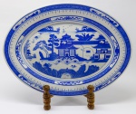 PORCELANA - travessa oval em porcelana chinesa azul e branca. Med. 41 x 30 cm.