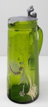 ART NOUVEAU - Belíssima jarra art nouveau em cristal verde pintado á mão com esmaltes florais e detalhes em folha de ouro e tampa em pewter e detalhes em jato de areia. med.: 25 cm.