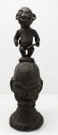 ARTE AFRICANA - Bela escultura em couro e madeira entalhada representando figura masulina. Med. 38 cm. As esculturas africanas eram um tributo a divindade e também as sociedades de religião.