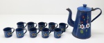 AGATHA - Conjunto de Bule e 10 xícaras de café em ferro esmaltado om cor predominante azul e decoração floral. Med. 21 cm e 5 cm. Marcas do tempo e de uso.