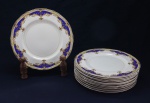 PORCELANA INGLESA - Parte de jogo de jantar em porcelana inglesa em tom marfim, rica douração e detalhes em azul. Composto de: 12 pratos rasos. Dia. 23 cm.