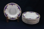 PORCELANA INGLESA - Parte de jogo de jantar em porcelana inglesa em tom marfim, rica douração e detalhes em azul. Composto de: 12 pratos fundos. Dia. 23 cm.