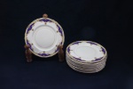 PORCELANA INGLESA - Parte de jogo de jantar em porcelana inglesa em tom marfim, rica douração e detalhes em azul. Composto de: 12 pratos sobremesa. Dia. 18 cm.