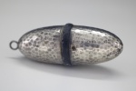 PRATA DE LEI - Porta pílula em prata de lei contrastada. Med. 5 cm e 12 grs.