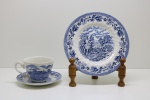 FAIANÇA INGLESA - "The Georgian Collection", conjunto de xícara de chá e prato para pão, decoradas com cena de cavalgada. Med. 7x9,5 cm, 14 cm e 20 cm.