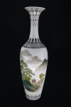 PORCELANA - Vaso floreira em finíssima porcelana, casca de ovo, decorado com pintura policromada de faisões e flores. Alt. 32 cm.