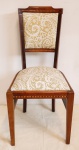MOBILIÁRIO - Cadeira em madeira estofada em tecido claro. Med. 90x42x38 cm.