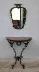 MOBILIÁRIO - Antigo aparador em bronze dourado estilo néo clássico. Base em mármore. Acompanha espelho com moldura no mesmo estilo. Alt. do aparador: 74 cm. Medida do espelho: 60 x 41.