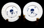 PORCELANA - Par de pratos decorativos em fina porcelana LIMOGES, floral azul. Dia. 22 cm. Marcas do tempo.
