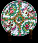 PORCELANA - Prato decorativo em porcelana, pintada a mão com cena oriental, policromado, ao gosto Família Rosa. Dia. 24 cm.