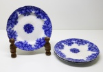 PORCELANA - Trio de pratos decorativos em porcelana, ao gosto borrão. Dia. 19 cm. Marcas do tempo e fios de cabelo.