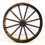 RODA DE CARROÇA ANTIGA - Linda e rara roda de carroça em madeira e ferro. Med.: 122 cm de diâmetro. Marcas do tempo.