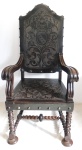 MOBILIÁRIO - Antiga cadeira de braços em madeira nobre, no estilo Manuelino. Assento e encosto em couro pirogravado e tacheado. Pés unidos por trave central. Med.