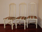 Três cadeiras em madeira patinada de branco, assento forrado em tecido listrado. No estado. Alt. 112cm.