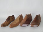Quatro antigas formas de sapato em madeira. Diferentes formas e tamanhos. Algumas no estado. Maior comp. 26cm.