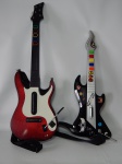 Duas guitarras para jogos eletrônicos: a) Guitar Hero, Wireless Guitar Controller for Xbox 360. Comp. 80cm. b) Gamer, Leadership. Comp. 64cm. Ambas não testadas e sem garantias. No estado.