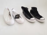 Dois pares de tênis em couro sintético, CONVERSE Chuck Taylor ALL*STAR, 1 preto e 1 monochrome branco, com cano alto, logo estampado, aplique de ilhós e fecho por cadarço. Tamanho: 43. Fabricado no Brasil. Novos e sem uso.