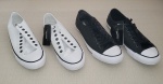 Dois pares de tênis em couro sintético, CONVERSE  ALL*STAR, 1 branco e 1 preto, com cano baixo, aplique de ilhós e fecho por cadarço. Tamanho: 43. Fabricado no Brasil. Novos e sem uso.