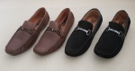 VIGGO - Dois pares de mocassim, 1 preto em camurça com detalhe de fivela prateada e 1 marrom modelo Menorca em couro com um detalhe trançado na parte superior. Tamanho: 43. Fabricado no Brasil. Novo e sem uso.