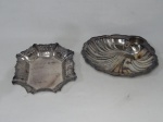 Duas peças em metal prateado: a) Petisqueira na forma de coquille (falta o recipiente de vidro). Marcada Old English. Diam. 28cm. b) Pãozeira retangular, borda vazada e cinzelada com volutas . Marcada no fundo Prata Régia. 26 x 20cm.  Ambas com sinais de uso.