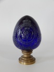 Pinha em  vidro azul, lavrada com monograma e coroa. Base de bronze polido. Cerca 1900. Alt. 13cm.