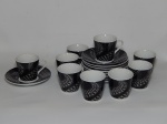 Nove xícaras com pires para café em porcelana, decorados com estampa preta. Total 7 x 11cm.