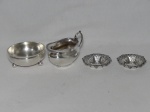 Quatro peças em prata: a) Cremeira inglesa, borda encordoada. Com amassado. Alt. 9cm. Peso otal aproximado 154g. b) Bowl  petisqueira , 3 pés em bola. Com amassado. Alt. 5 x diam. 11cm. Peso total aproximado 130g. c) Par de bowls ingleses, borda recortada e moldada com volutas. Alt. 2 x diam. 8,5cm. Peso total aproximado: 43g.