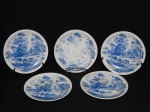 Cinco (5) pratos para sobremesa em porcelana nacional branca, decorados ao fundo com estampa de pintura antiga. Coleção Medaillon da manufatura Renner. Estampa desbotando. Diâm. 17cm.