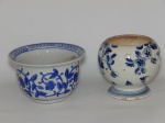 DELFTWARE - Duas peças em porcelana branca alemã, vaso e cachepot, decoração em azul com folhagens, uma marcada. 15 x 15cm e 12 x 20cm.