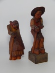 Duas esculturas em madeira entalhada representando idoso e idosa. Assinatura "Bavaria 1947" no idoso. Alt. 16 e 11cm.