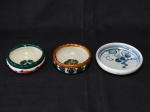 Três pequenos bowls em cerâmica vitrificada decorada com flores sendo 2 deles marcados no fundo. Diams. 9 - 7,5 e 7cm.