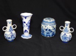 Quatro peças em porcelana azul e branca decorada com moinhos e flores: Par de jarros, floreira e potiche oitavado com tampa. Alt. do maior 12,5cm.
