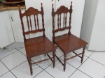 Par de cadeiras em madeira brasileira, pés e encosto torneados, assento de madeira. Necessita de ajustes. Alt. total 102cm.
