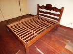 Cama de casal, madeira brasileira, cabeceira recortada e vazada. Estilo rústico. 202 x 146cm.