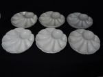 Seis (6) petisqueiras individuais em cerâmica vitrificada branca, com 8 compartimentos e 1 porta-molhos. Diâm. 23cm.