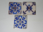 Três antigos azulejos com decoração azul e branca. 11 x 11cm.